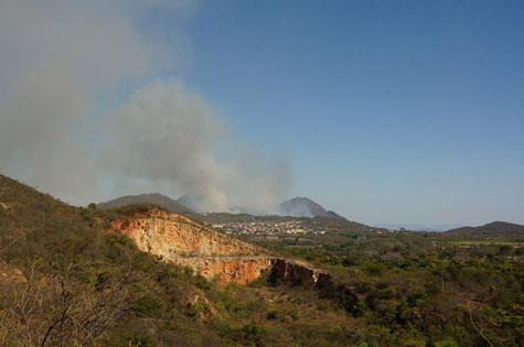 Rio de Contas: Serra das Almas é atingida por incêndio que se alastra por todo parque