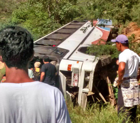 BA-148: Ônibus de turismo perde o freio e tomba na Serra das Almas em Rio de Contas
