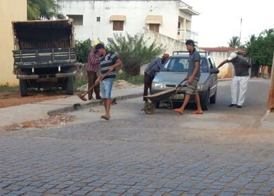 Rio do Antônio: Moradores de Ibitira promovem mutirão de limpeza das ruas do distrito