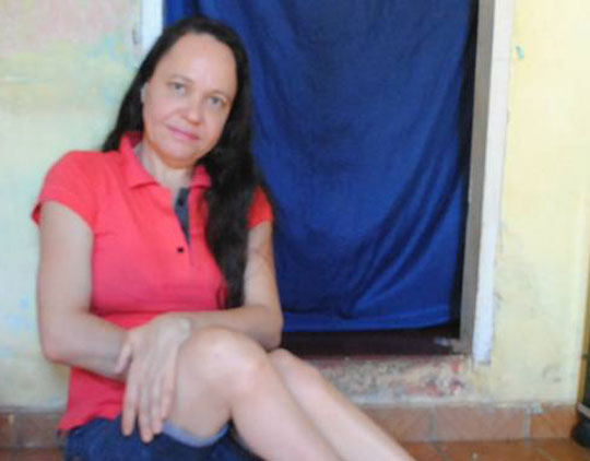 Mulher com poliomielite pede ajuda para adquirir cadeira motorizada em Rio do Antônio