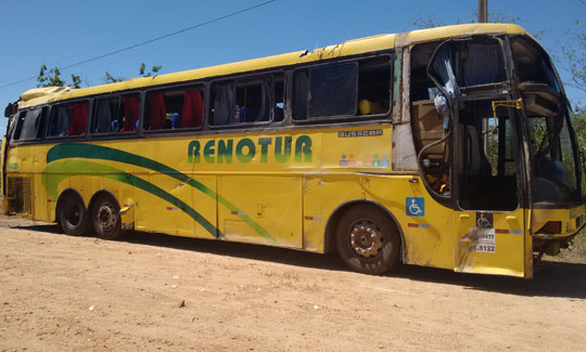 Ônibus tomba e deixa 22 romeiros feridos na BR-030 entre Brumado e Caetité