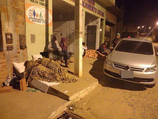 Rio do Antônio: Populares dormem na rua em busca de atendimento na Secretaria de Assistência Social