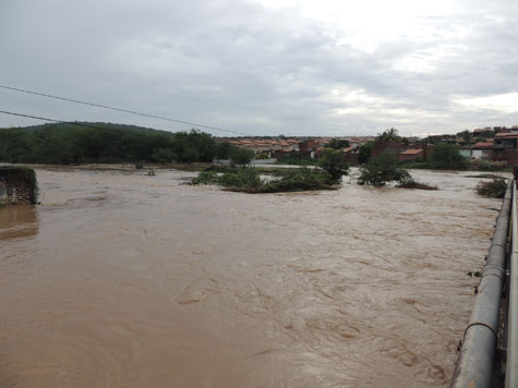 Brumado: Moradores do São Jorge se sentem ameaçados com sujeira no Rio do Antônio