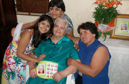 Família Ataíde homenageia matriarca com entrega de selo dos correios com sua imagem