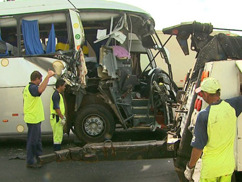 Ônibus de turismo de Brumado se envolve em acidente com caminhão na Rodovia Anhanguera