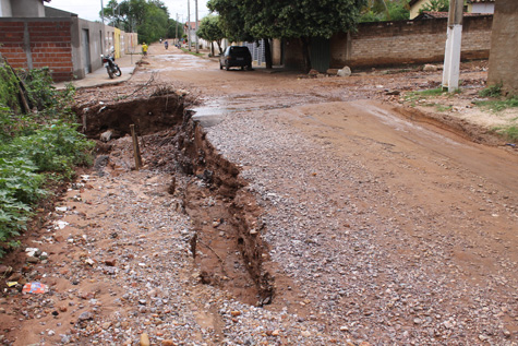 Brumado: Chuva abre cratera no Bairro Olhos D'água