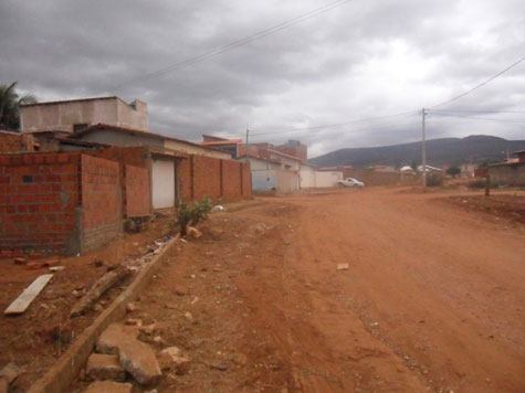 Brumado: Moradores da Rua Almerindo de Sousa Lobo cobram calçamento da via