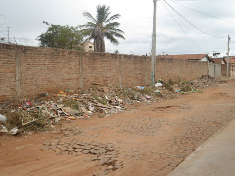 Brumado: Moradores do Bairro Olhos D'água cobram conserto de ruas