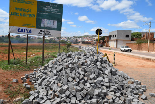 Prefeitura retoma pavimentação da Rua Israel Dias em Brumado