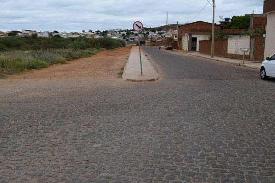 Mãe e filho de cinco anos ficam na mira de revólver durante roubo de moto em Brumado