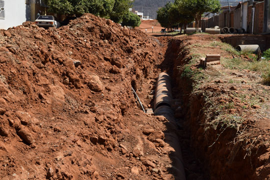 Obras paradas causam transtornos na Rua Padre Cícero e dificultam acesso ao Ifba em Brumado