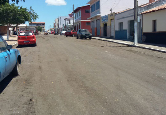 Tanhaçu: Ruas do Distrito de Sussuarana recebem massa asfáltica