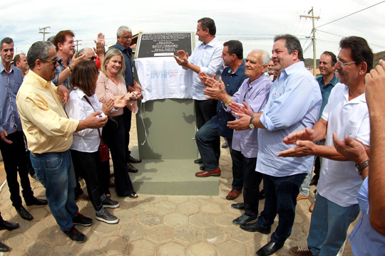 Rui entrega estrada, viaturas da PM e máquinas para agricultura familiar em Caetité