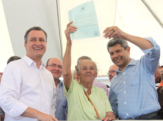 Seis mil famílias rurais de Guanambi recebem título de terra