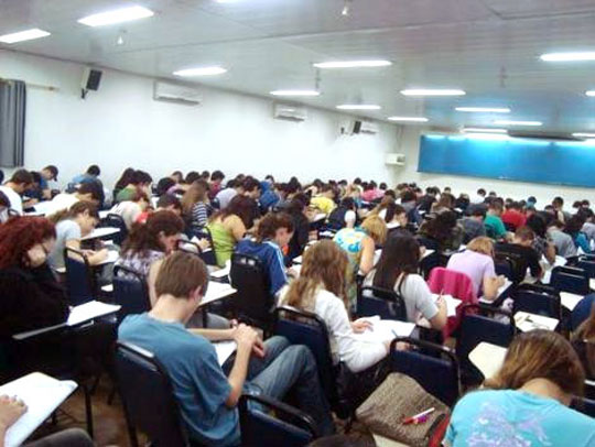 Apenas 54% dos jovens brasileiros concluíram ensino médio em 2013