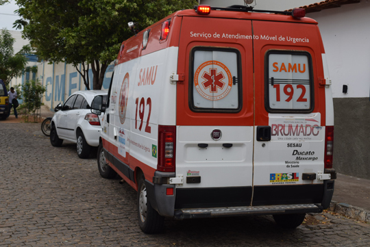 Imagens de segurança registram estudante furtando moto de colega na porta de escola em Brumado