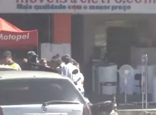 Vídeo mostra assaltantes de banco em São Francisco do Conde atirando em delegacia