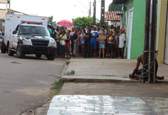 São Luís: Moradores amarram assaltante em poste e o espancam até a morte
