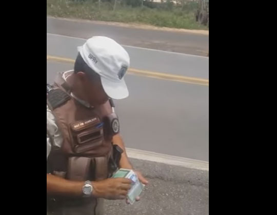 Caminhoneiro acusa policiais rodoviários de cobrarem 'pedágio' em rodovia baiana