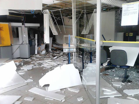 Grupo explode cofre e destrói banco em Sátiro Dias