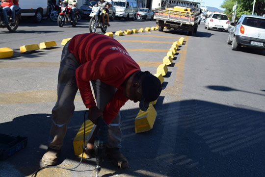 Brumado: Prefeitura instala segregadores de pista na Avenida Centenário