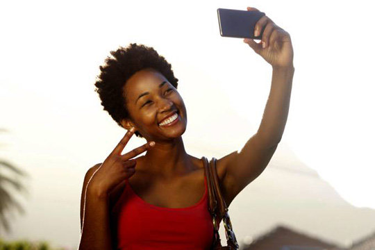 Tirar selfies pode melhorar o seu humor, indica novo estudo