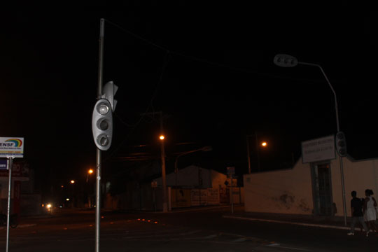 Brumado: Carreta provoca apagão em semáforo e arrasta fiação elétrica
