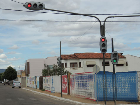 Brumado: Semáforo de pedestres confunde condutores na Otávio Mangabeira