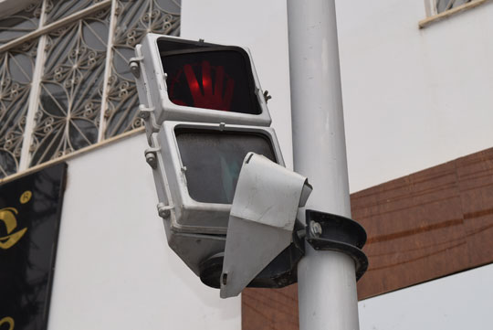 Sem sinaleira e faixas de pedestres, semáforos funcionam de modo irregular em Brumado