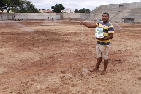 Brumado: Testado o sistema de irrigação e lançadas as sementes do gramado do estádio dos Prazeres