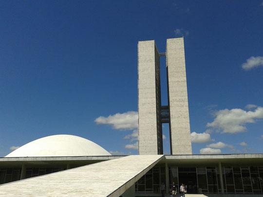 Senado propõe fim de firma reconhecida na transferência de veículos