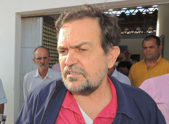Walter Pinheiro compara governo Dilma com capa de chuva e faz duras críticas