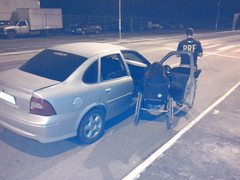 Senhor do Bonfim: PRF flagra deficiente física com drogas em cadeira de rodas