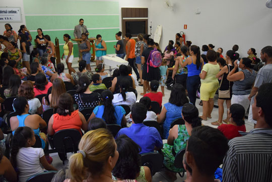 Familiares e amigos se despedem das vítimas do acidente na BR-030 em Brumado