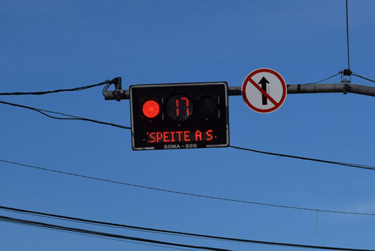 Precariedade dos semáforos aponta fragilidade no trânsito brumadense