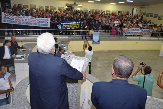 Sindicatos e Igreja convocam população de Brumado para passeata contra projetos do prefeito