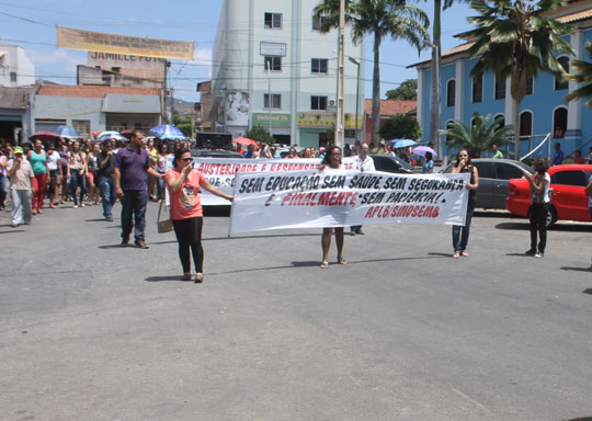 Professores e servidores públicos intensificam movimento grevista em Brumado