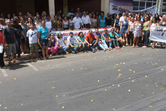 Brumado: Fé, café da manhã e lavagem da calçada da prefeitura marcam terceiro dia de greve dos servidores