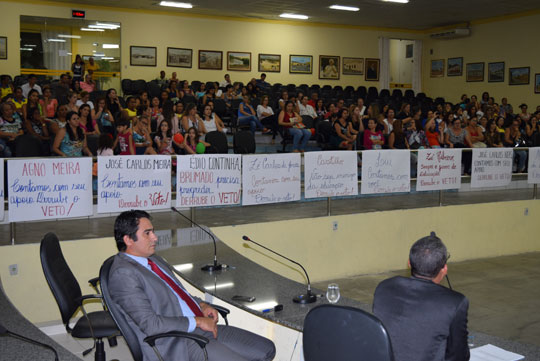 Confuso, prefeito de Brumado envia à câmara projeto para vetar reajuste dos professores