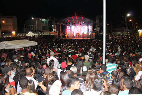 Brumado: Show de Calcinha Preta lotou praça no aniversário da cidade