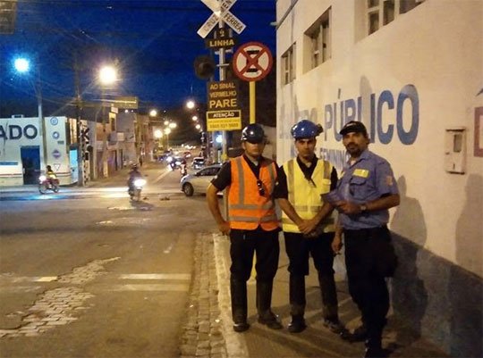 SMTT realiza abordagens para prevenção de acidentes em cruzamento rodoferroviário em Brumado