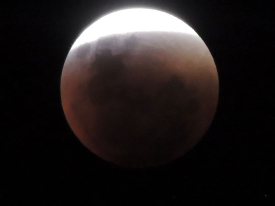 Brumadenses prestigiam a superlua e o eclipse lunar de sangue