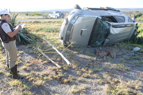 Brumado: Motorista abandona veiculo após capotamento na rótula do anel viário