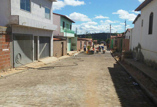 Tanhaçu: Ruas do Distrito de Sussuarana são contempladas com pavimentação