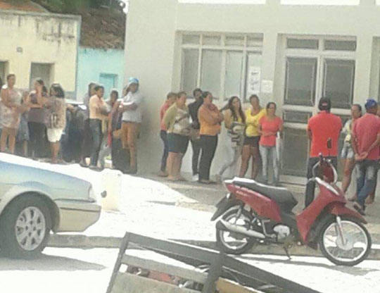 Para falar com o prefeito, moradores de Tanhaçu precisam pegar senha e enfrentar filas