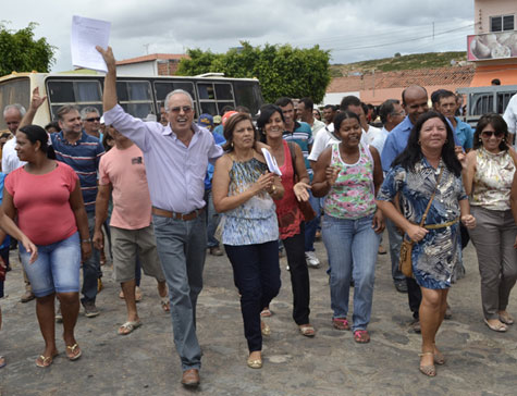 População de Tanhaçu vai às ruas no retorno do prefeito João Francisco