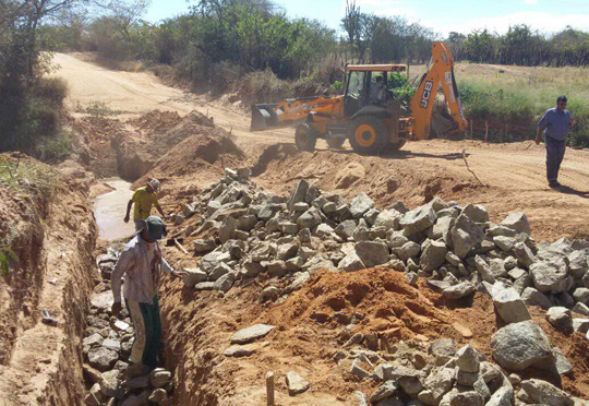 Prometida há 20 anos, prefeitura de Tanhaçu realiza passagem no Riacho do Bernardo