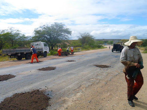 Prefeitura de Tanhaçu realiza operação tapa-buracos na BR-030