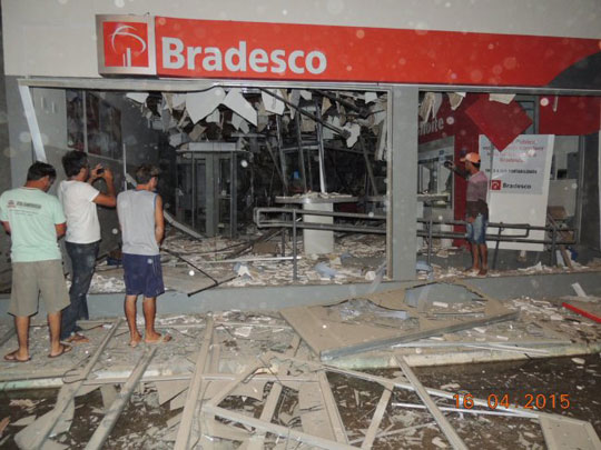 Bandidos explodem bancos de Tanque Novo