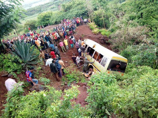 Acidente com ônibus escolar mata 32 crianças e 3 adultos